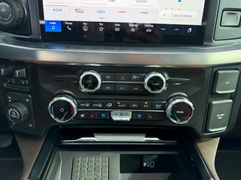 Ford Super Duty F-250 SRW Vehicle Full-screen Gallery Image 14