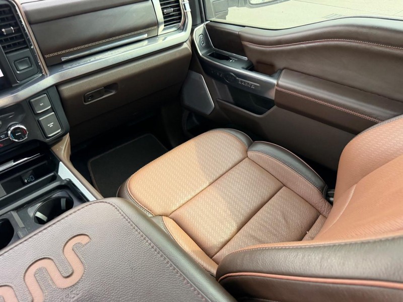 Ford Super Duty F-250 SRW Vehicle Full-screen Gallery Image 15