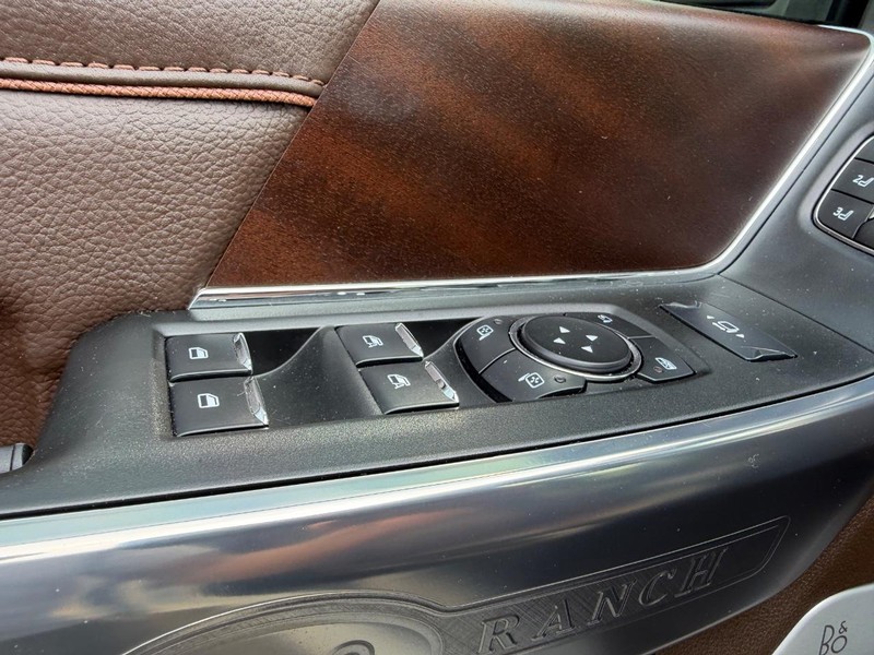 Ford Super Duty F-250 SRW Vehicle Full-screen Gallery Image 16