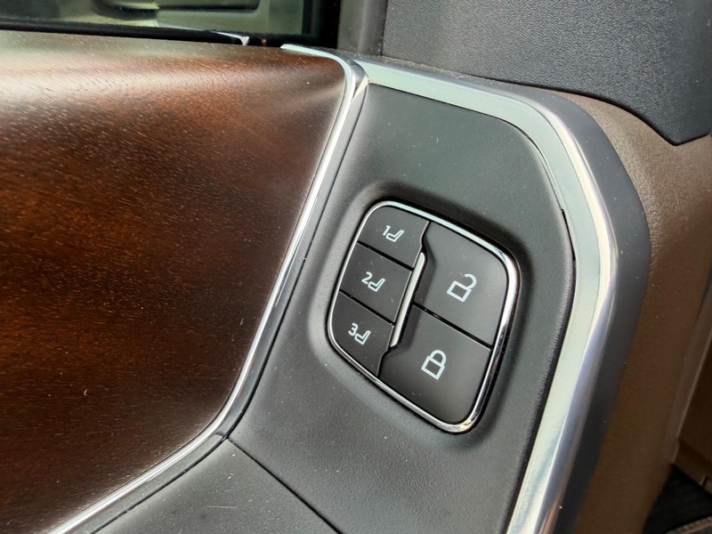 Ford Super Duty F-250 SRW Vehicle Full-screen Gallery Image 17