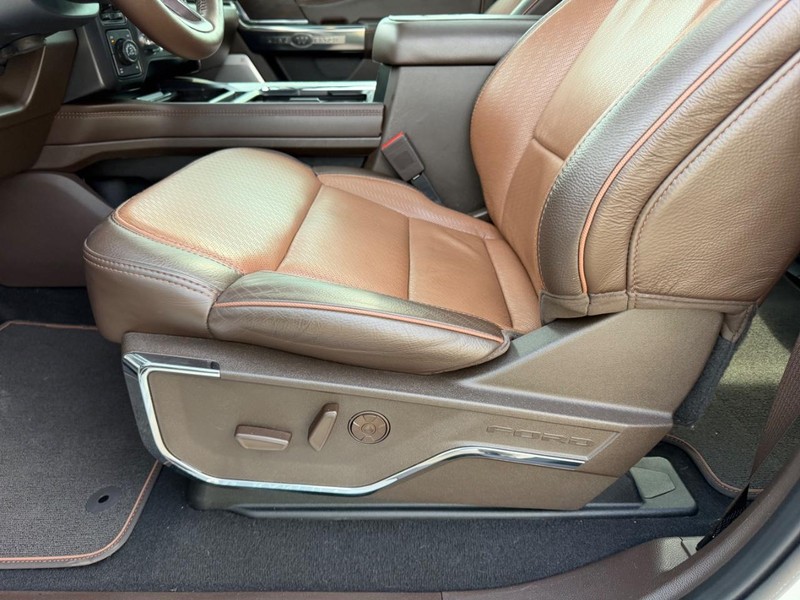 Ford Super Duty F-250 SRW Vehicle Full-screen Gallery Image 18