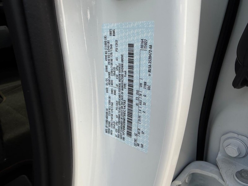 Ford Super Duty F-250 SRW Vehicle Full-screen Gallery Image 21