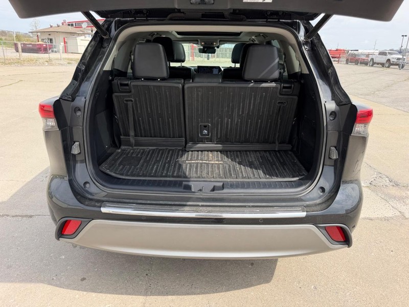 Toyota Highlander Vehicle Full-screen Gallery Image 5