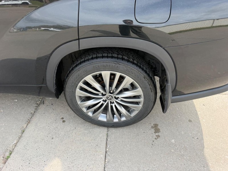 Toyota Highlander Vehicle Full-screen Gallery Image 7