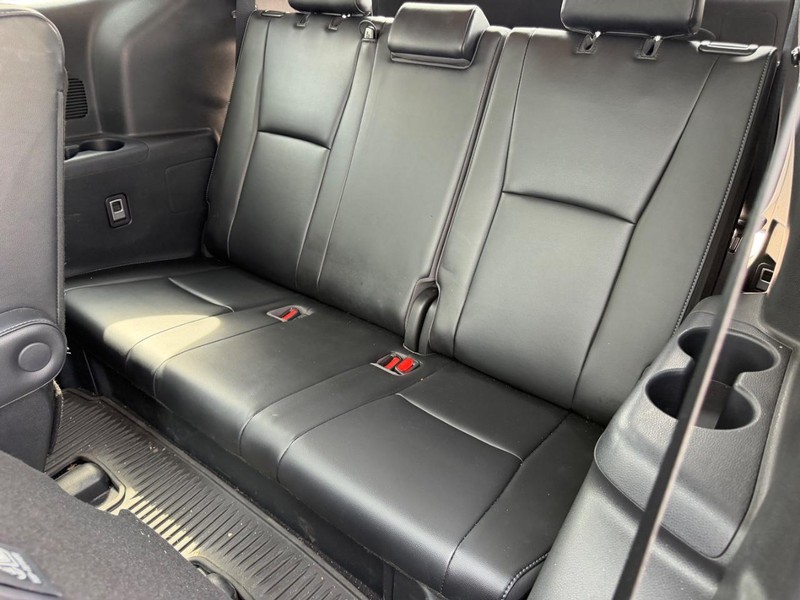 Toyota Highlander Vehicle Full-screen Gallery Image 8