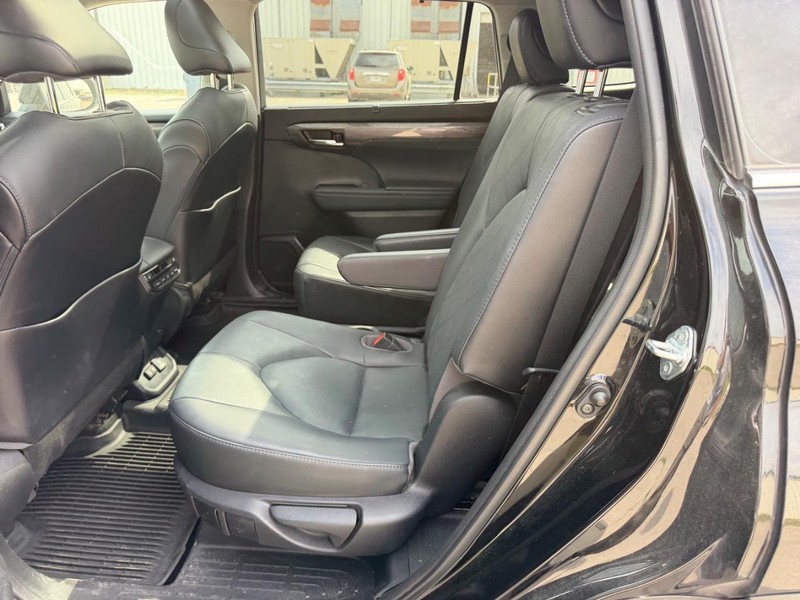 Toyota Highlander Vehicle Full-screen Gallery Image 9