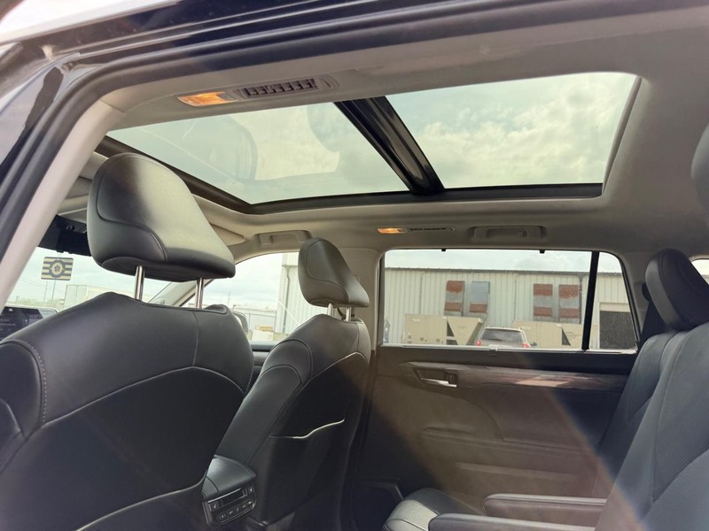 Toyota Highlander Vehicle Full-screen Gallery Image 10