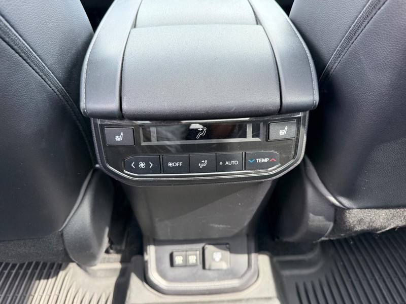 Toyota Highlander Vehicle Full-screen Gallery Image 11