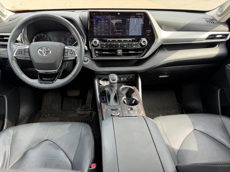 Toyota Highlander Vehicle Full-screen Gallery Image 12