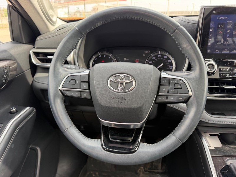 Toyota Highlander Vehicle Full-screen Gallery Image 13