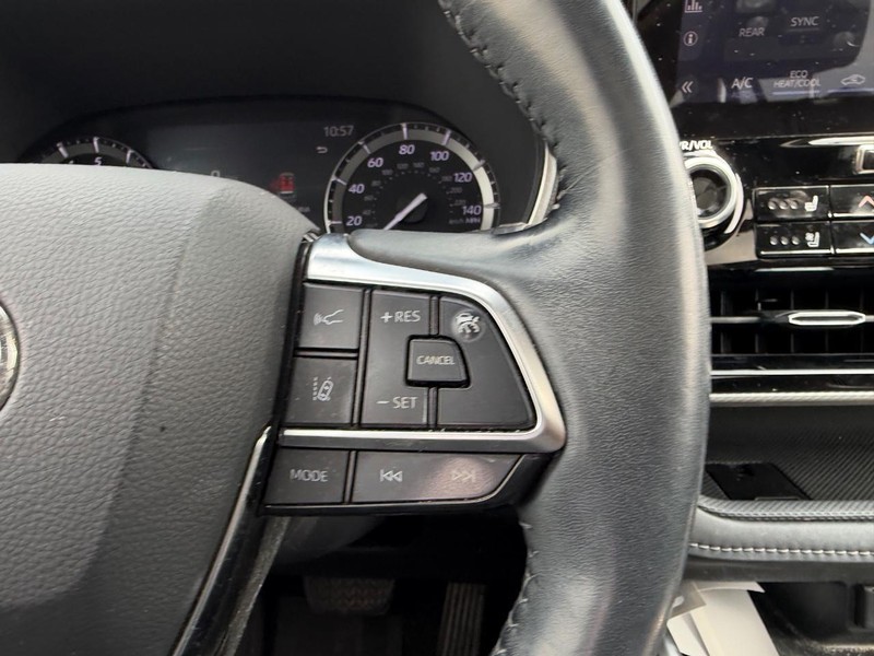 Toyota Highlander Vehicle Full-screen Gallery Image 15