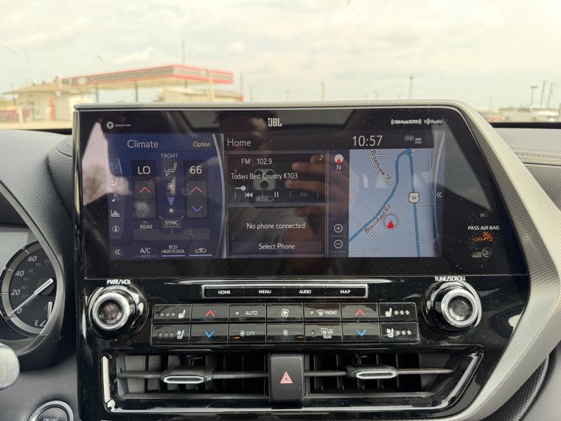 Toyota Highlander Vehicle Full-screen Gallery Image 16