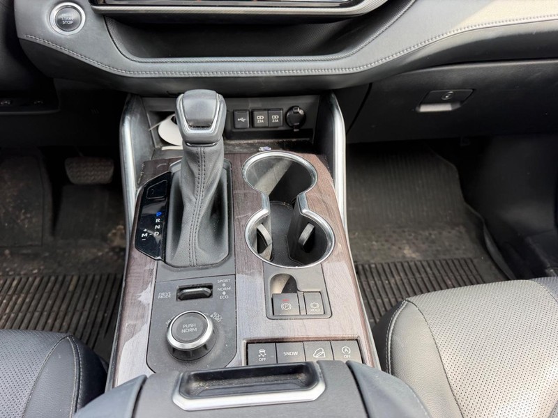 Toyota Highlander Vehicle Full-screen Gallery Image 17