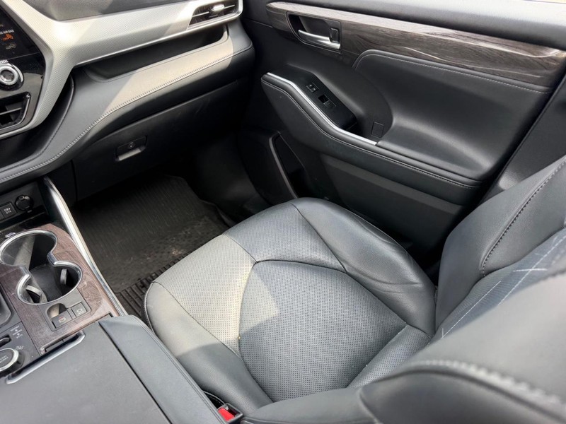 Toyota Highlander Vehicle Full-screen Gallery Image 18