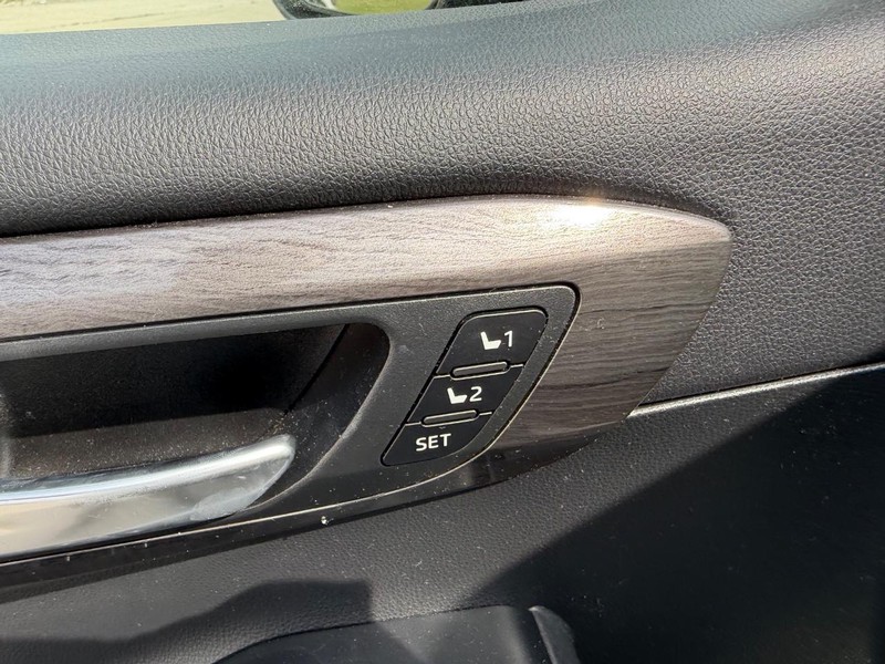 Toyota Highlander Vehicle Full-screen Gallery Image 20