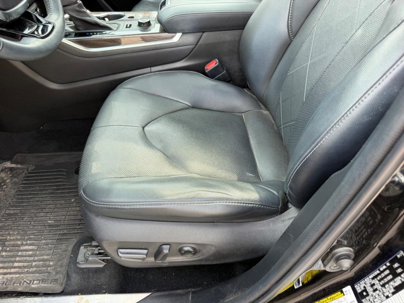 Toyota Highlander Vehicle Full-screen Gallery Image 21