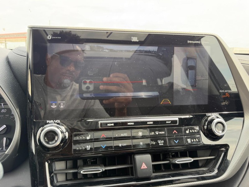 Toyota Highlander Vehicle Full-screen Gallery Image 23