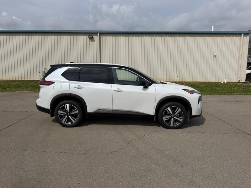 Nissan Rogue Vehicle Full-screen Gallery Image 2