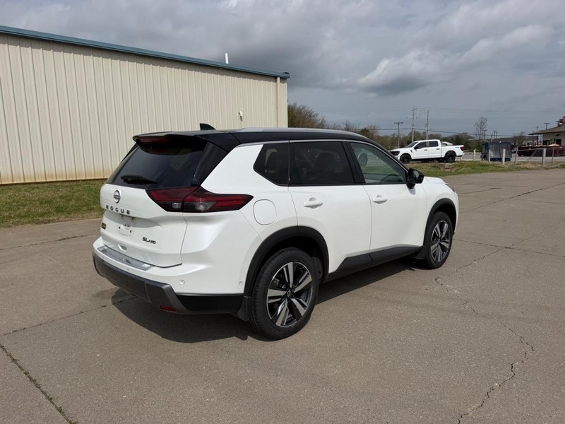 Nissan Rogue Vehicle Full-screen Gallery Image 3