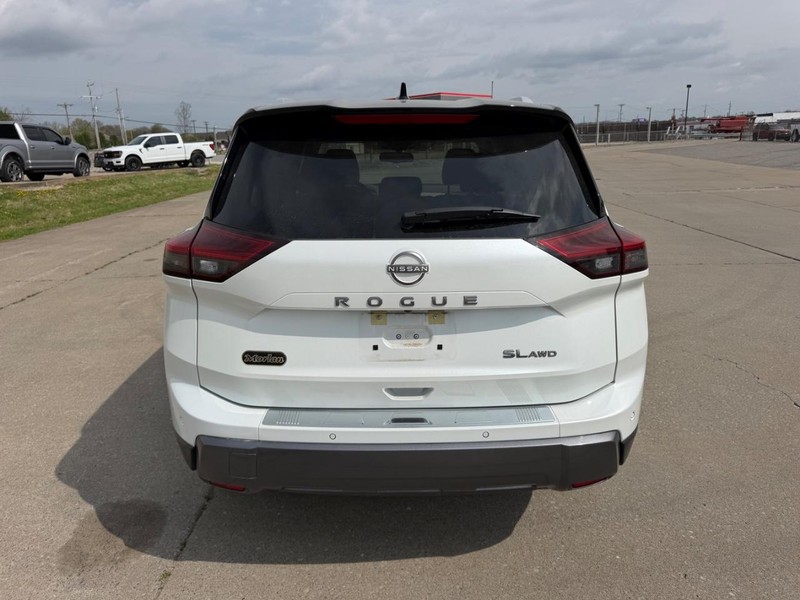 Nissan Rogue Vehicle Full-screen Gallery Image 4