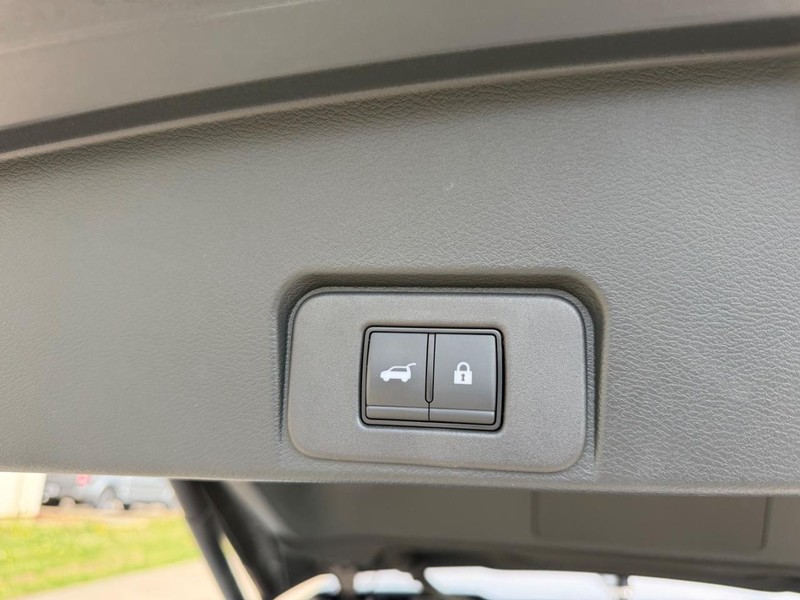 Nissan Rogue Vehicle Full-screen Gallery Image 6