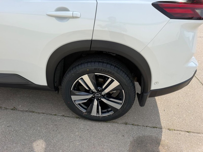 Nissan Rogue Vehicle Full-screen Gallery Image 7