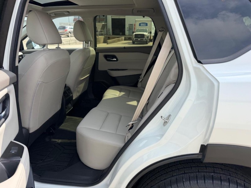 Nissan Rogue Vehicle Full-screen Gallery Image 8