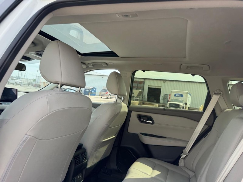 Nissan Rogue Vehicle Full-screen Gallery Image 9