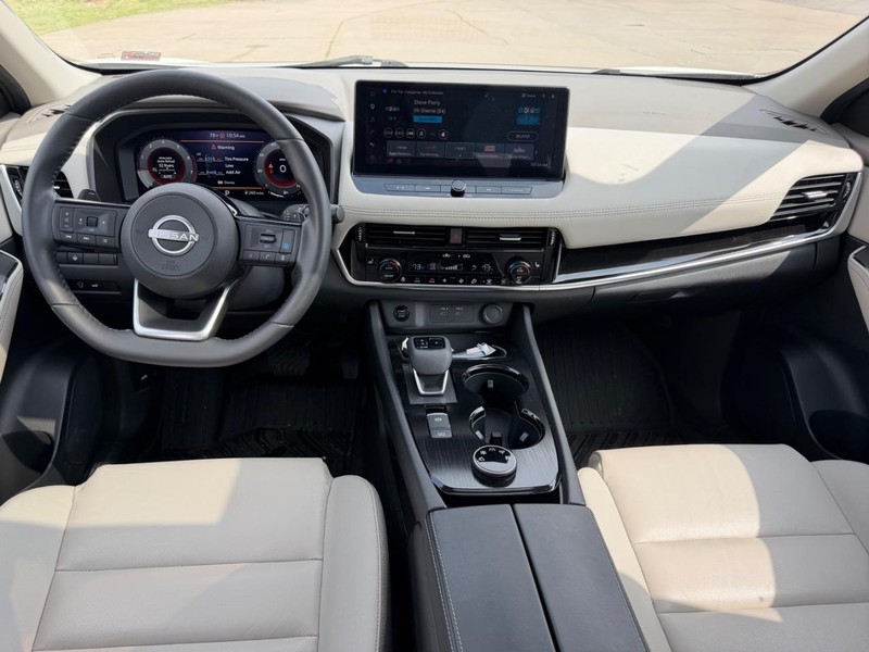 Nissan Rogue Vehicle Full-screen Gallery Image 11