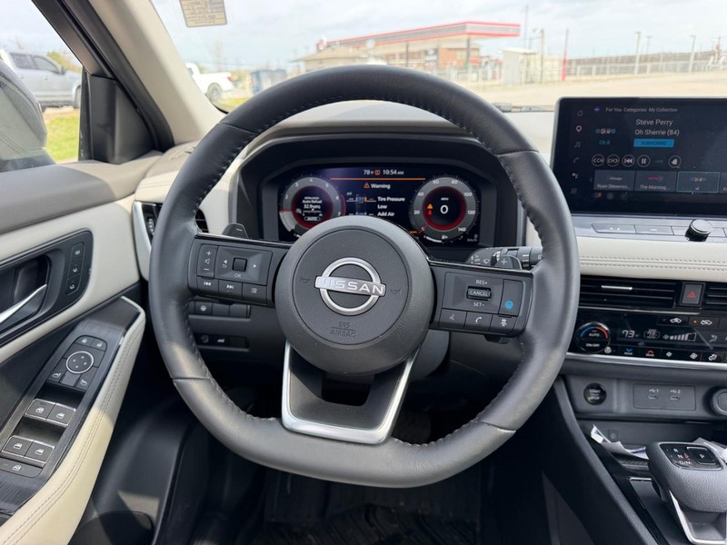 Nissan Rogue Vehicle Full-screen Gallery Image 12