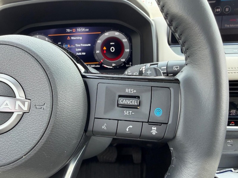 Nissan Rogue Vehicle Full-screen Gallery Image 14