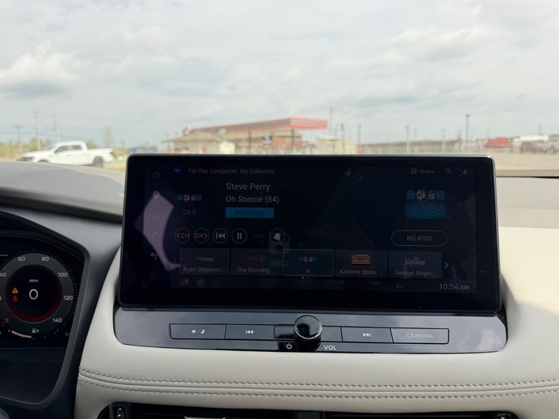 Nissan Rogue Vehicle Full-screen Gallery Image 15