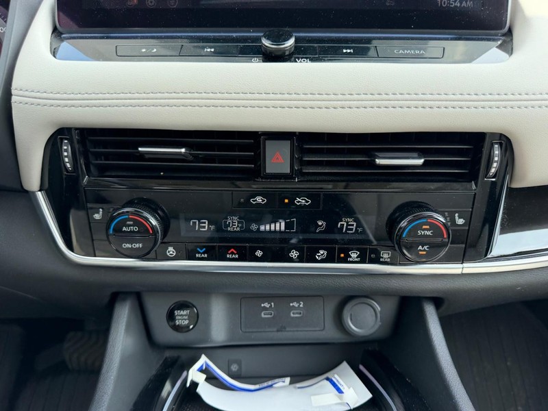 Nissan Rogue Vehicle Full-screen Gallery Image 16