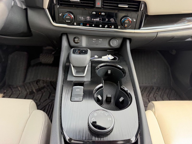 Nissan Rogue Vehicle Full-screen Gallery Image 17