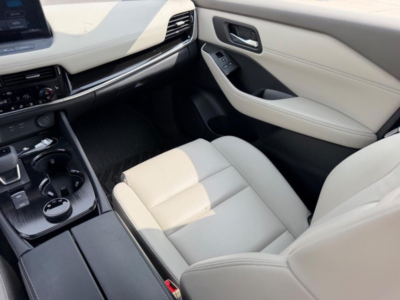 Nissan Rogue Vehicle Full-screen Gallery Image 18