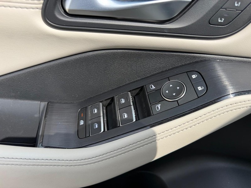 Nissan Rogue Vehicle Full-screen Gallery Image 19