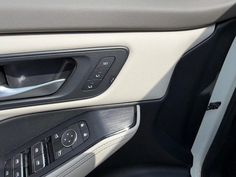 Nissan Rogue Vehicle Full-screen Gallery Image 20