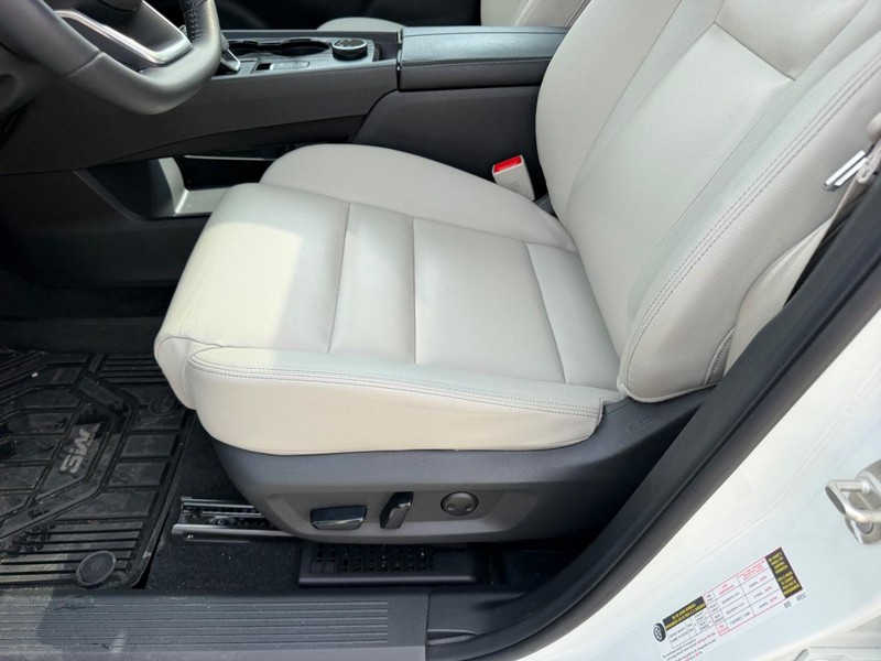 Nissan Rogue Vehicle Full-screen Gallery Image 21