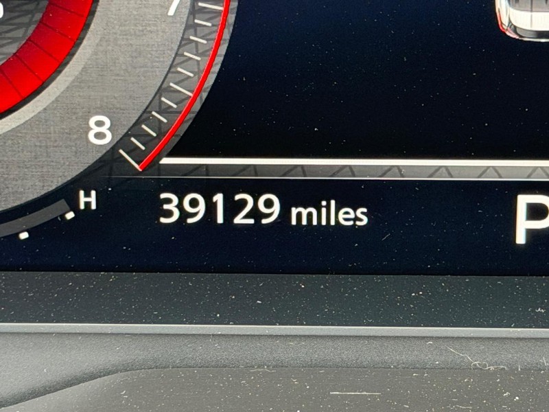 Nissan Rogue Vehicle Full-screen Gallery Image 22