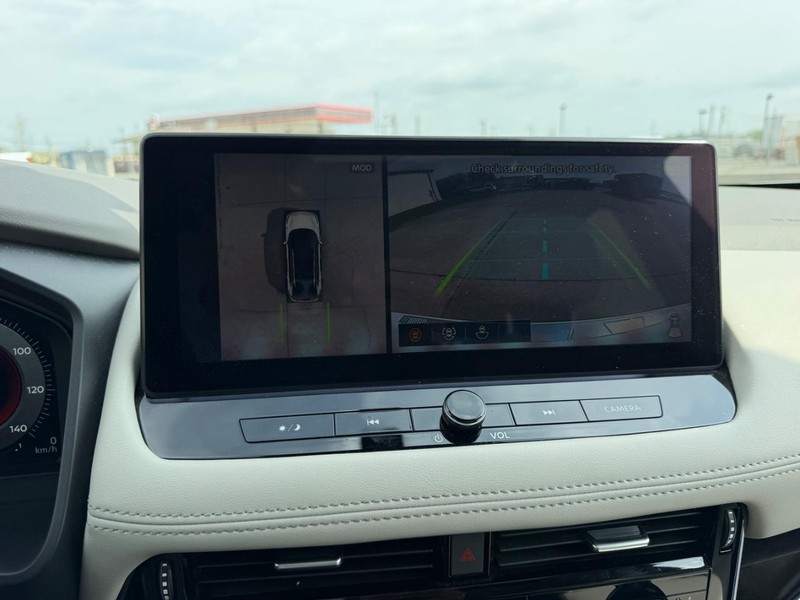 Nissan Rogue Vehicle Full-screen Gallery Image 23