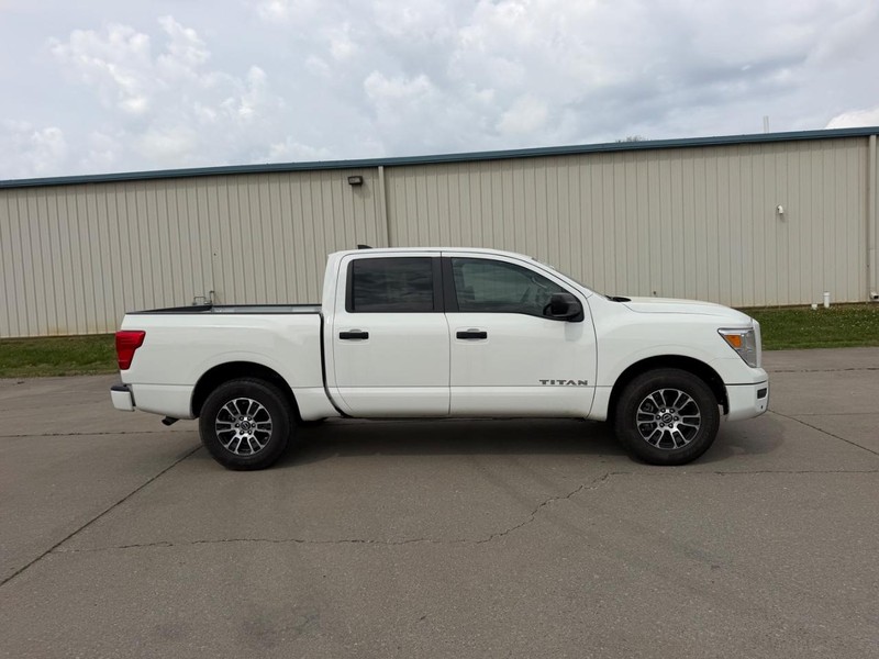 Nissan Titan Vehicle Full-screen Gallery Image 2