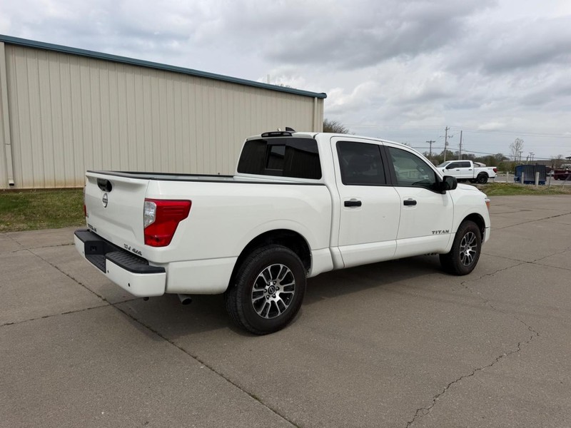 Nissan Titan Vehicle Full-screen Gallery Image 3