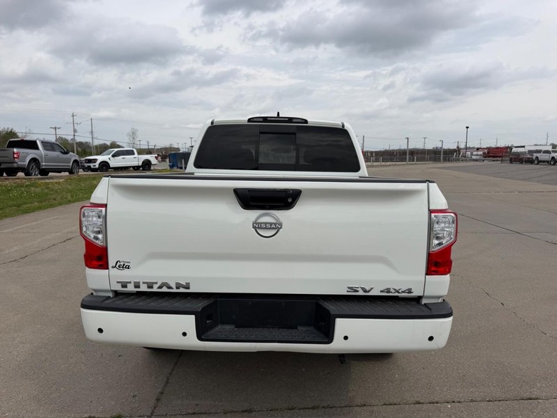 Nissan Titan Vehicle Full-screen Gallery Image 4