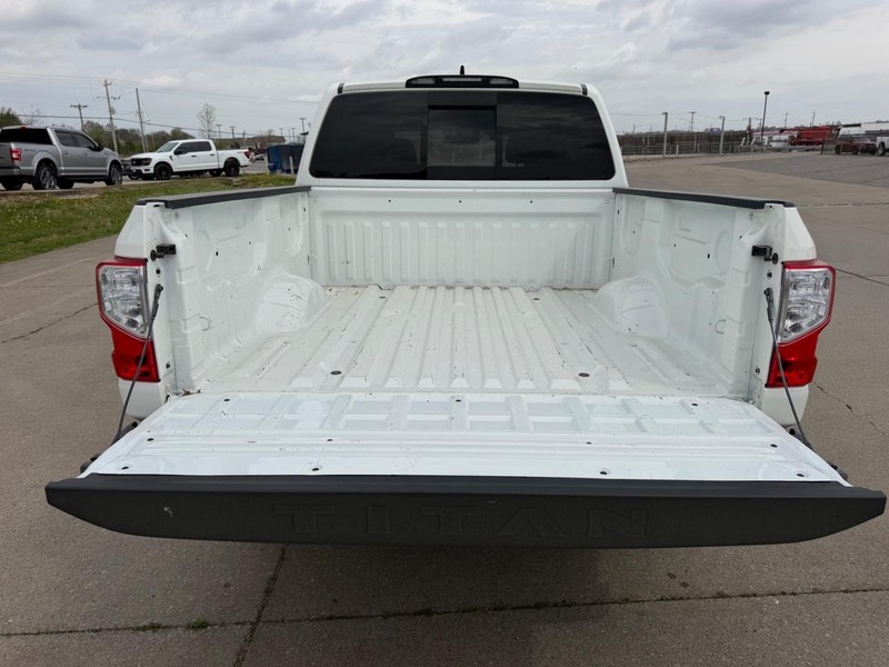 Nissan Titan Vehicle Full-screen Gallery Image 5