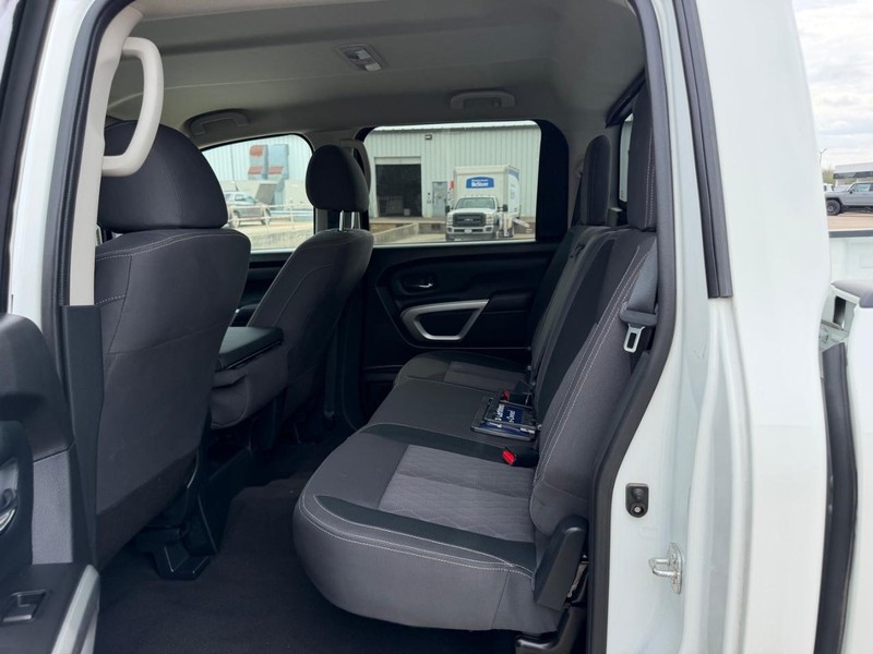 Nissan Titan Vehicle Full-screen Gallery Image 7