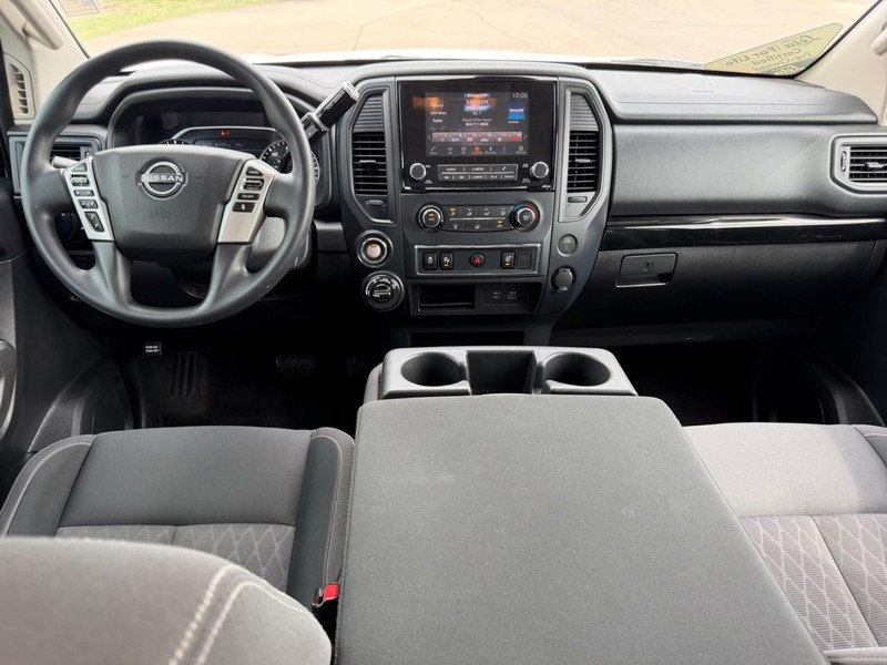 Nissan Titan Vehicle Full-screen Gallery Image 8