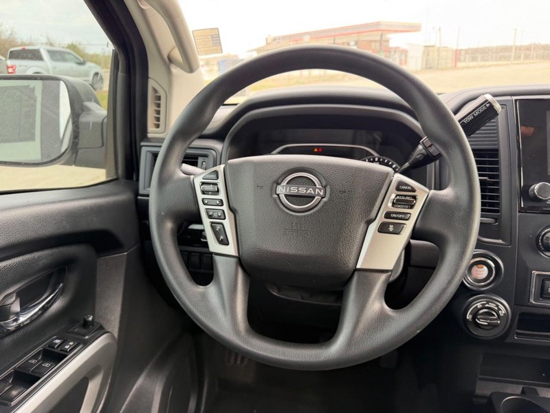 Nissan Titan Vehicle Full-screen Gallery Image 9