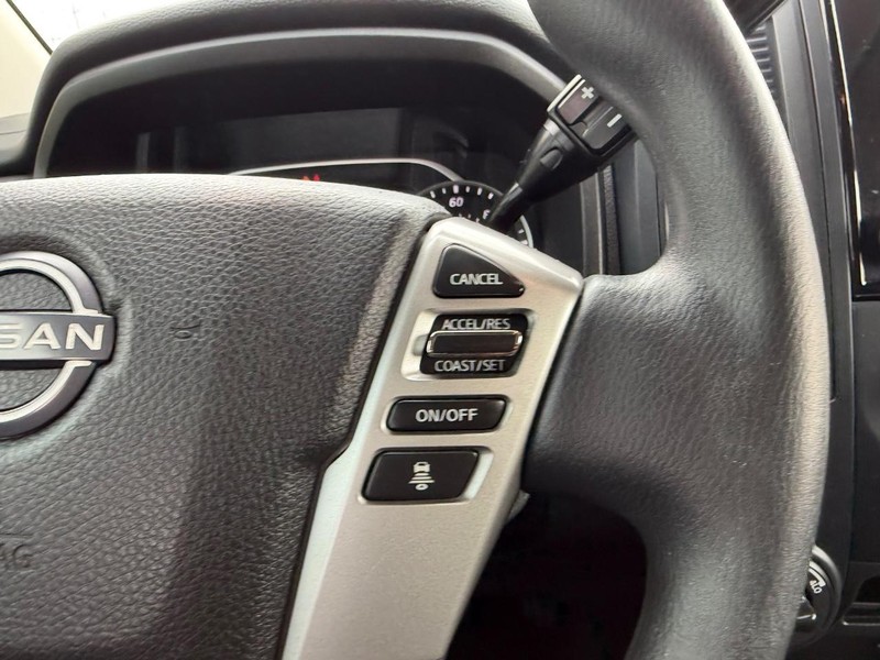 Nissan Titan Vehicle Full-screen Gallery Image 11
