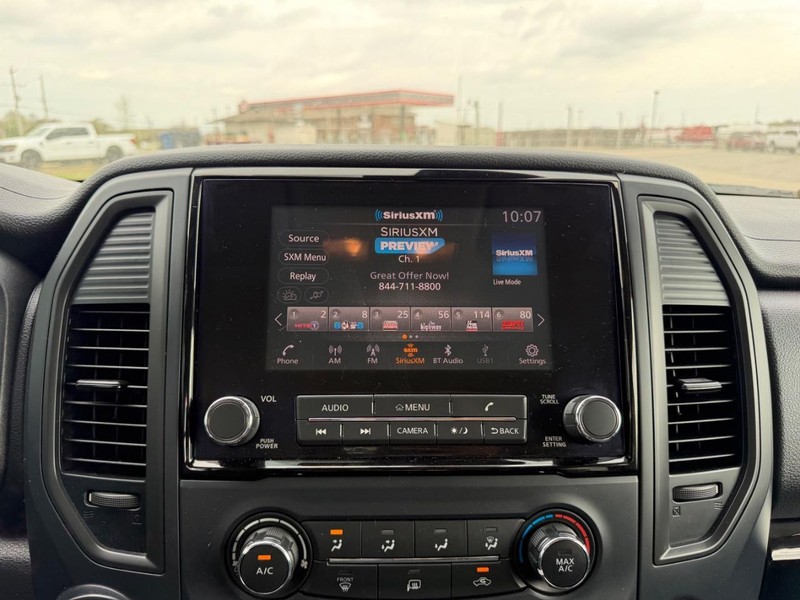 Nissan Titan Vehicle Full-screen Gallery Image 12