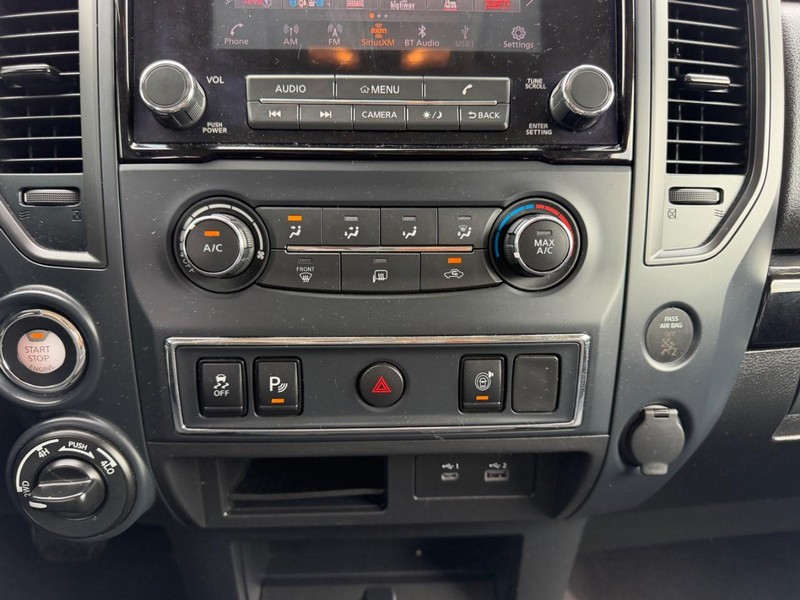 Nissan Titan Vehicle Full-screen Gallery Image 13